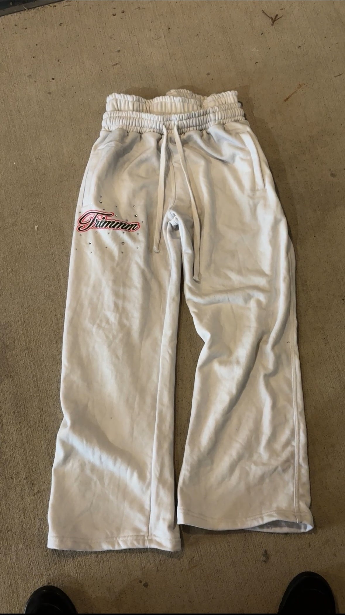 WHITE TRIMMM SWEATS
